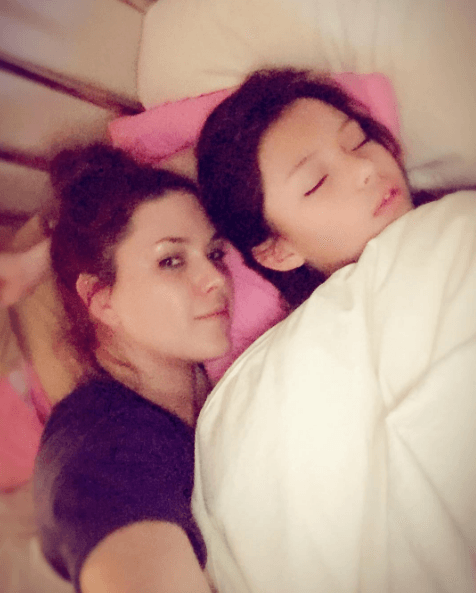 "Está contenta con su colegio, hablo con ella. Lleva puro 10, 10, 10", dijo orgullosa de su primogénita.