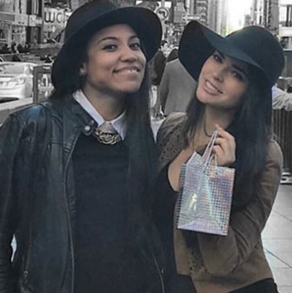 Algunos fans no perdieron la oportunidad de acercarse para conocer a sus actores favoritos.