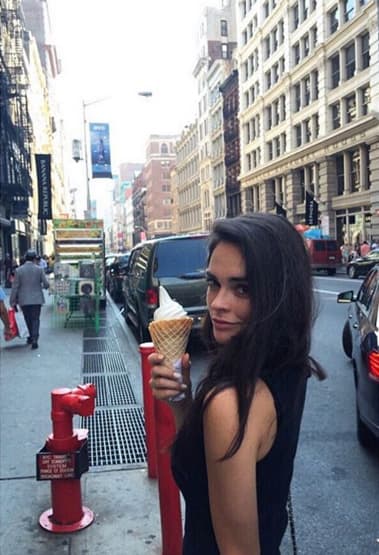Fabiola no pudo aguantar el antojo y se compró un delicioso helado.