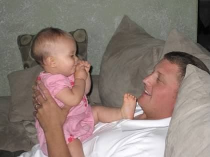 El oficial Lenehan con uno de sus hijos.