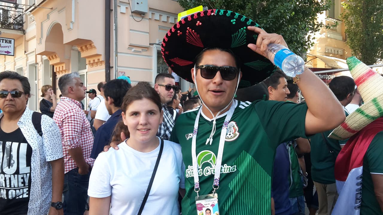 Este es el ambiente que empezaron a generar los aficionados mexicanos previo al partido contra Corea del Sur que se efectuará este sábado en Rostov.