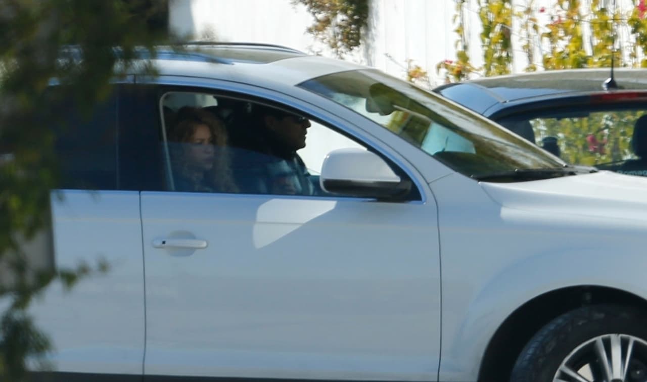 Shakira lucía hasta despeinada este viernes en la mañana, cuando fue captada esta imagen a las afueras de su residencia en Barcelona.