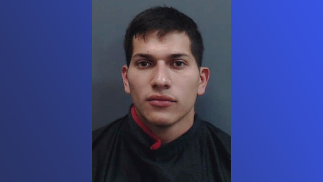 En la cita con el supuesto cliente, 
<b>el sospechoso</b> 
<b>Luis Sánchez fue arrestado </b>por oficiales del Departamento de Policía de Kilgore y de la Oficina del Alguacil del Condado Harrison.