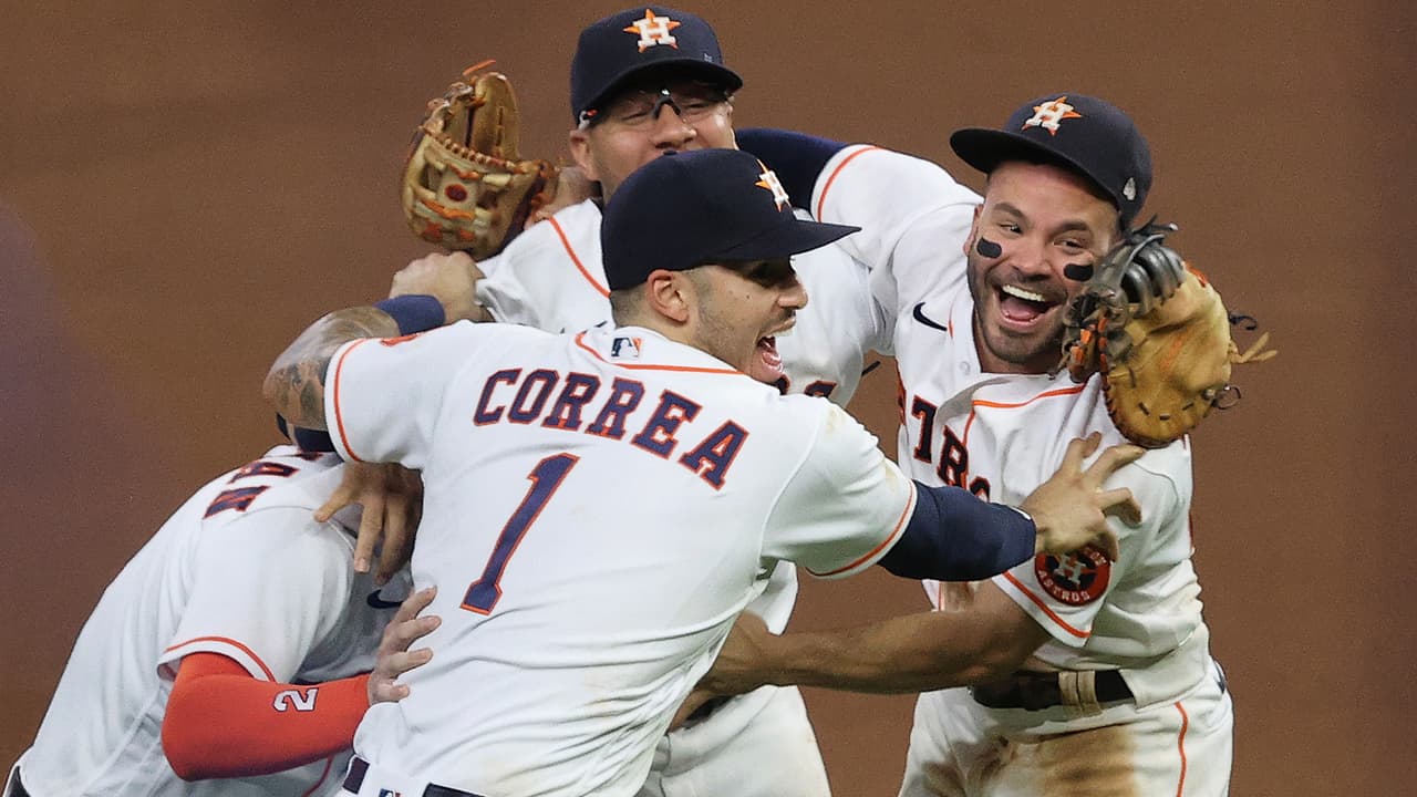 Decenas de fanáticos celebran en las calles de Houston el campeonato de la Liga Americana y la clasificación a la Serie Mundial.