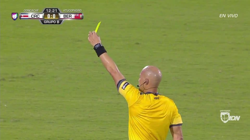 Tarjeta amarilla. El árbitro amonesta a Óscar Duarte de Costa Rica