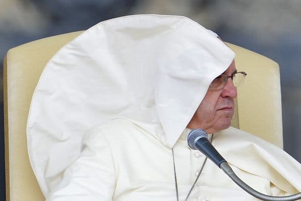 El papa Francisco asiste a la audiencia general en la plaza de San Pedro y es víctima de los vientos.