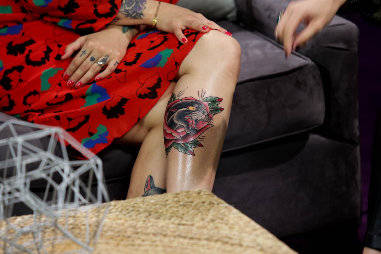 Y por supuesto que nos mostró uno de sus tantos tatuajes.