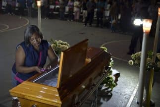 Bertha Nava, en el funeral de su hijo Julio César, fallecido en la masacre de Iguala.