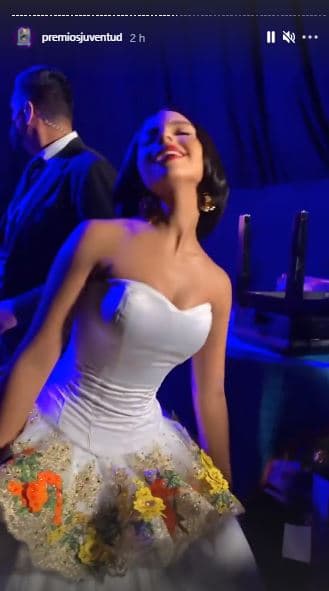 Una vez sobre el escenario, Ángela utilizó dos vestidos. El primero fue uno blanco con flores bordadas a mano.