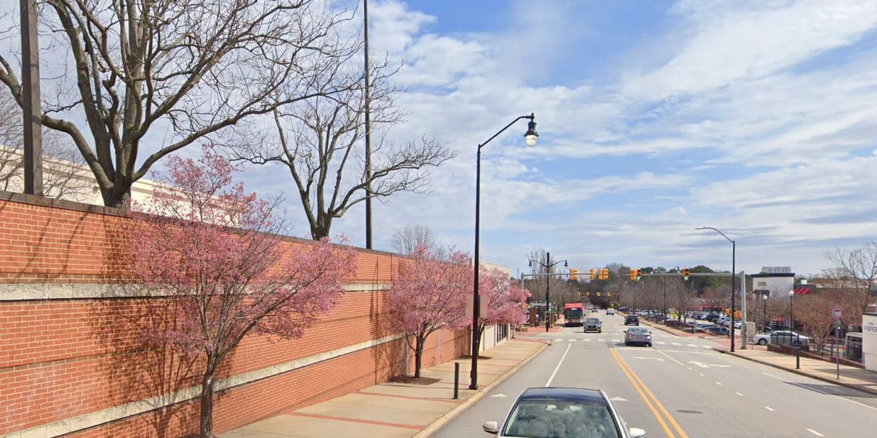 <b>Village District</b>
<br>
<b>Sitio web</b>: 
<a href="https://www.shopvillagedistrict.com/">https://www.shopvillagedistrict.com/</a> 
<br>
<b><a href="https://maps.app.goo.gl/MSqet4m9oKmwAQx4A">Cómo llegar</a> </b>
<br>
<br>Las flores rosadas abundan en Village District (anteriormente conocido como Cameron Village). Puedes caminar hasta ellas por las calles bordeadas de aceras y disfrutar de una deliciosa comida local, ir de compras a una boutique o tomar un helado durante su visita.