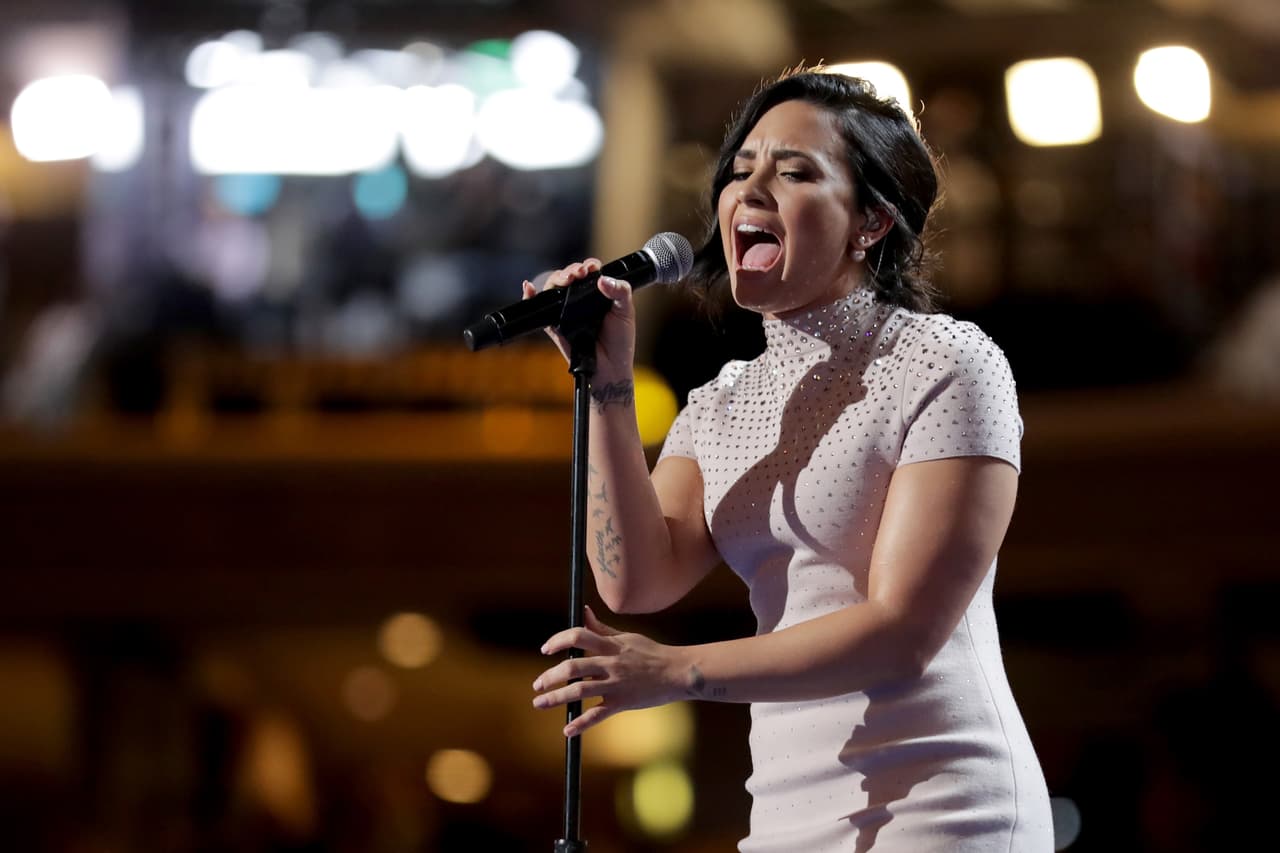 Demi Lovato interpretando su canción "Confident" durante la Convención
