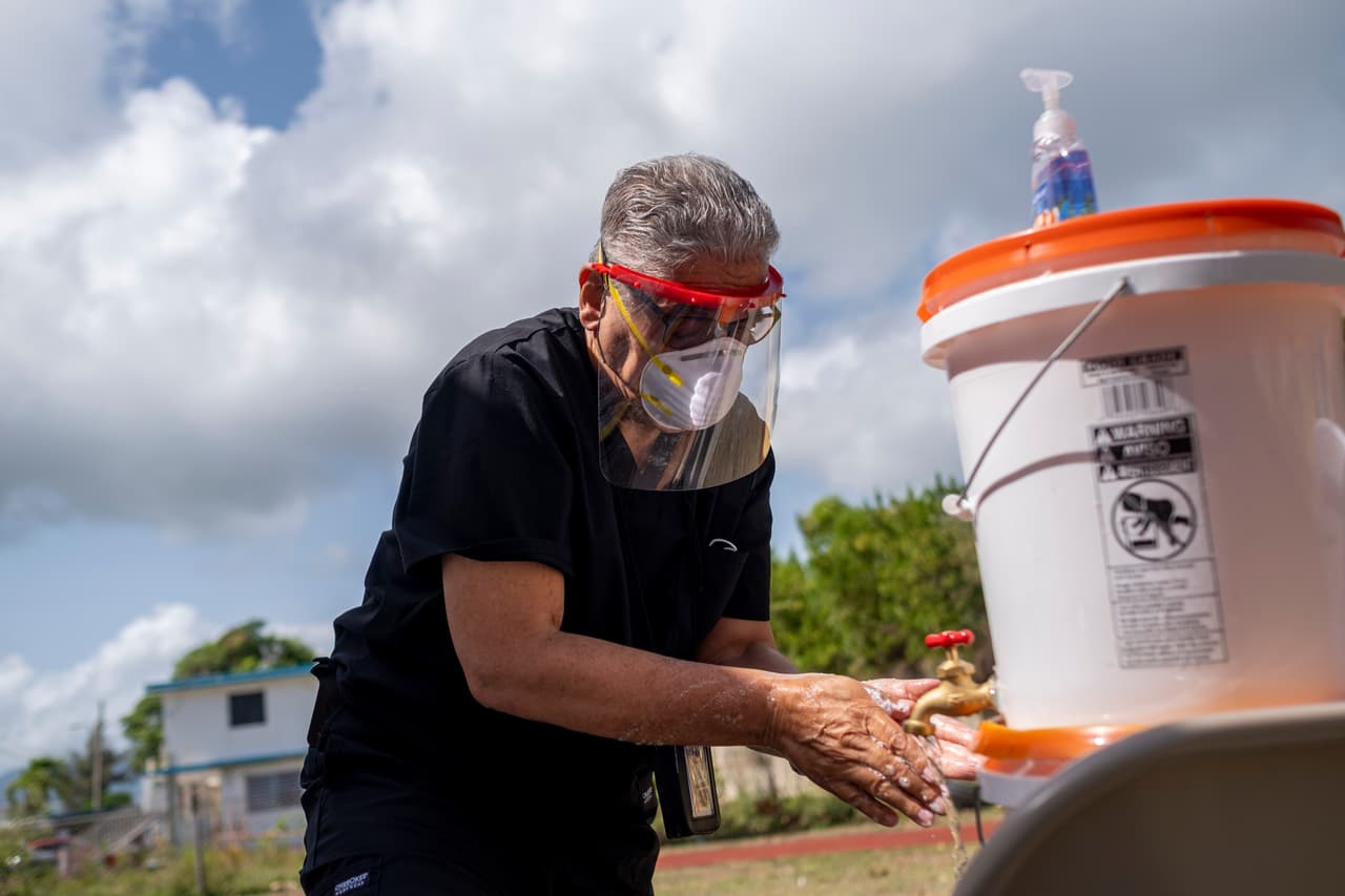 Esto es lo que debes hacer si vives con alguien que tiene coronavirus 