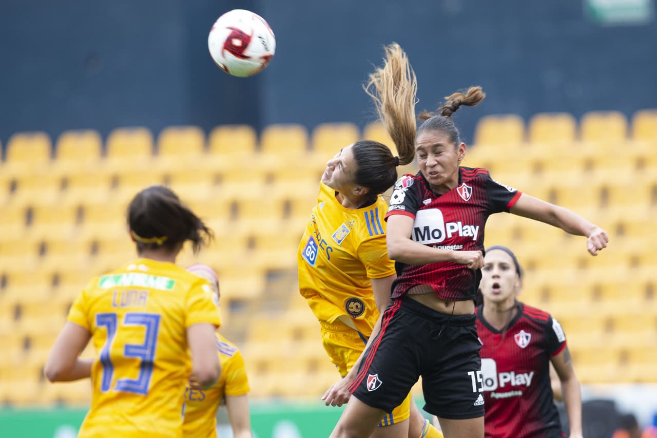 Con goles de Belén Cruz y Miah Zuazua, 'las Felinas' ganan 2-0 al Atlas y llegan a 10 puntos. El equipo femenil de Tigres sigue en ascenso en la Liga MX Femenil.