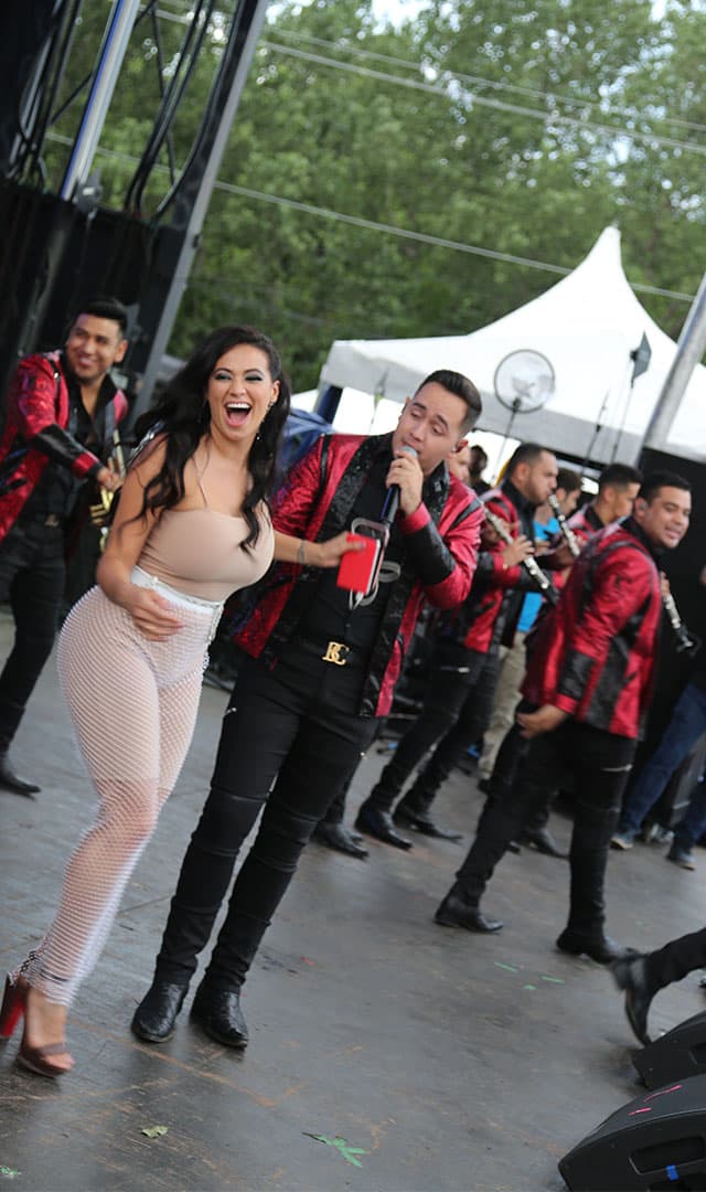 Mientras que 
<b>Carla</b> no se quedó atrás y disfrutó bailando de la mano de Banda Carnaval.