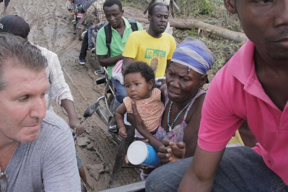 Capponi (izquierda) es el fundador de Global Empowerment Mission, creada en respuesta al terremoto de Haití en 2010. Global Empowerment Mission entregó alimentos y agua a las comunidades remotas en las laderas cerca de Jeremie por donde pasó el ojo del huracán Matthew.