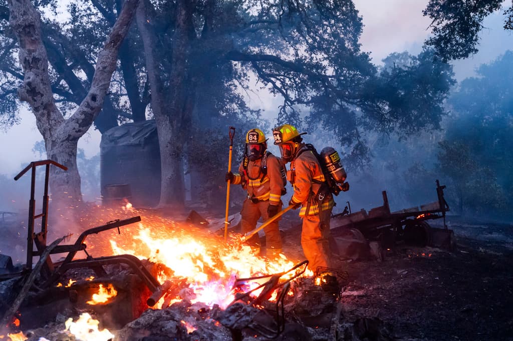 Se han emitido órdenes de evacuación para varios cientos de residentes en áreas cercanas al incendio.