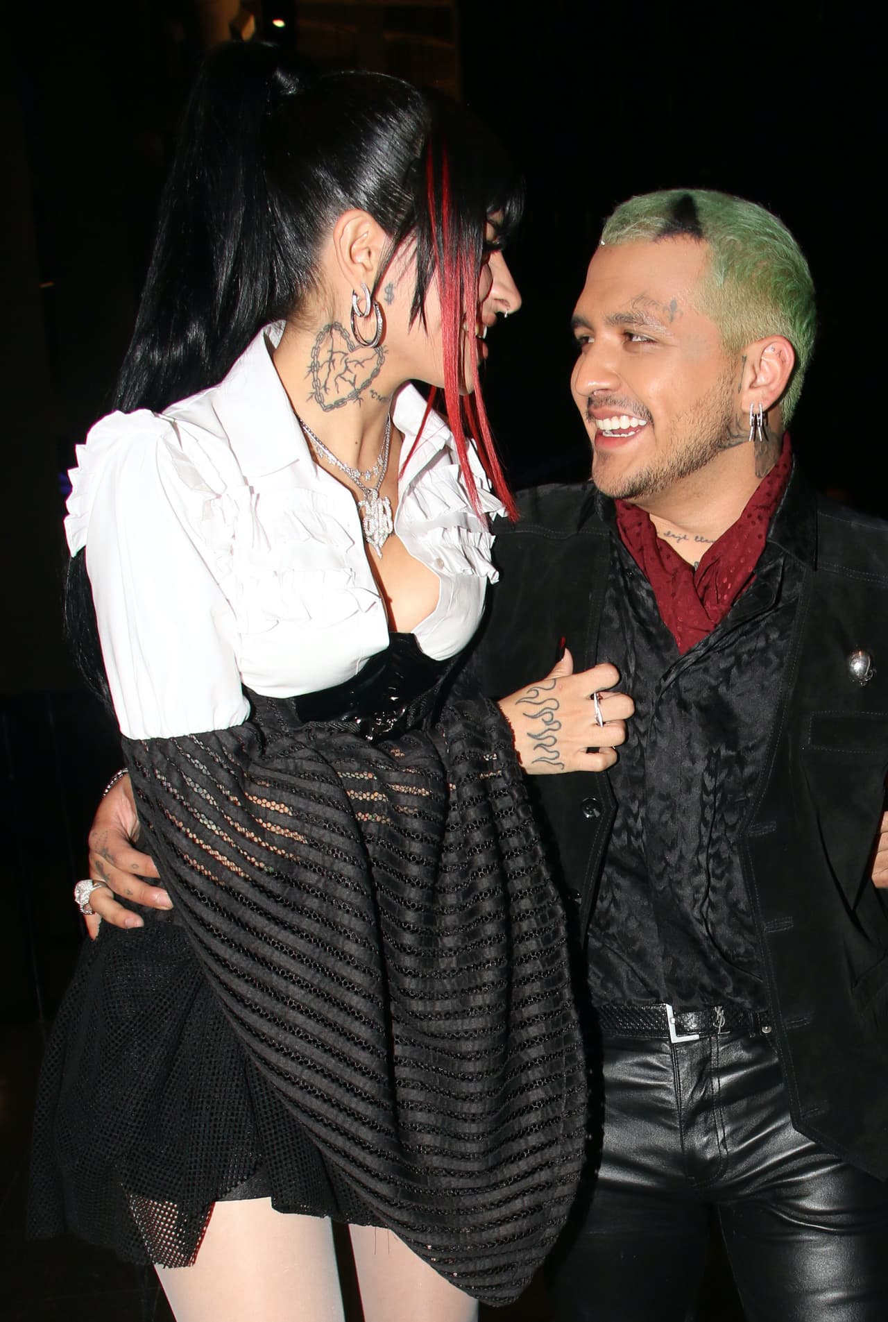 Si bien la pareja sigue siendo hermética sobre los detalles de su relación, en redes sociales sí han tenido interacciones románticas.