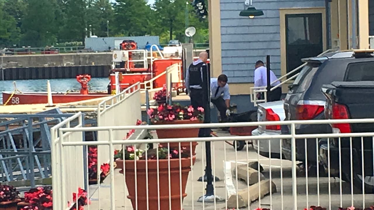 Equipos oficiales que respondieron a la escena colocan el cuerpo en una bolsa de cadáver.