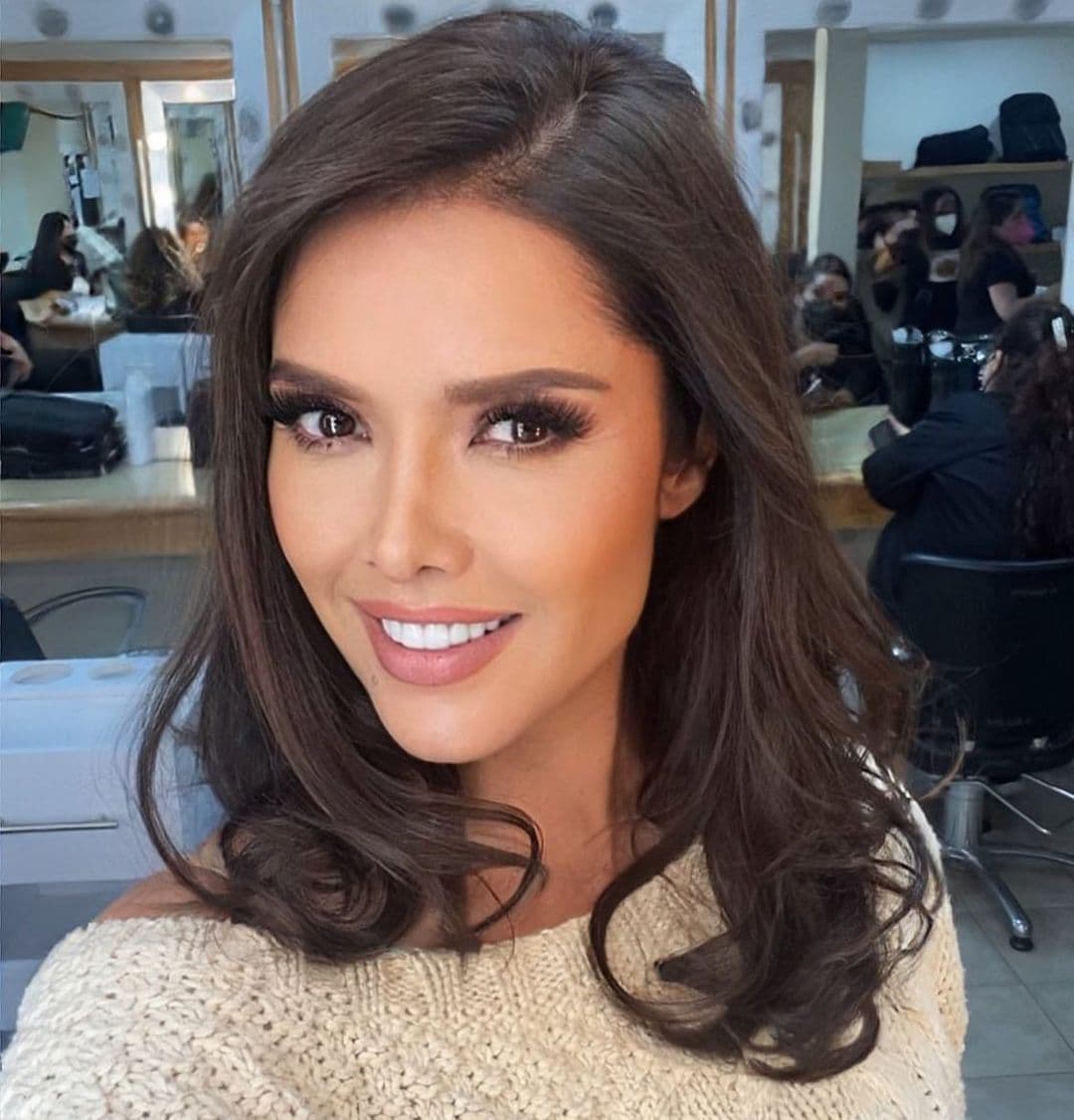 En la ‘selfie’ queda al descubierto que Marlene tiene el cabello a la altura de los hombros, posiblemente en capas, y en un tono castaño claro.
<br>