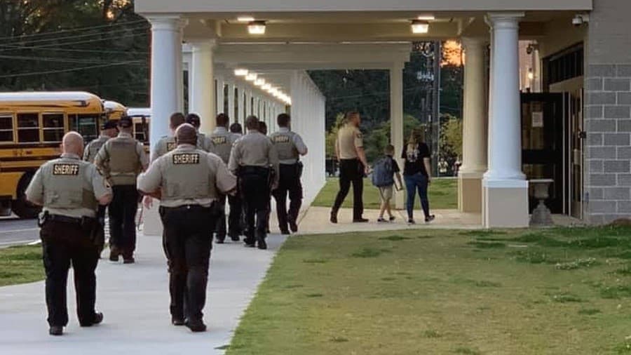 Luego de unos minutos ingresaron al centro educativo.