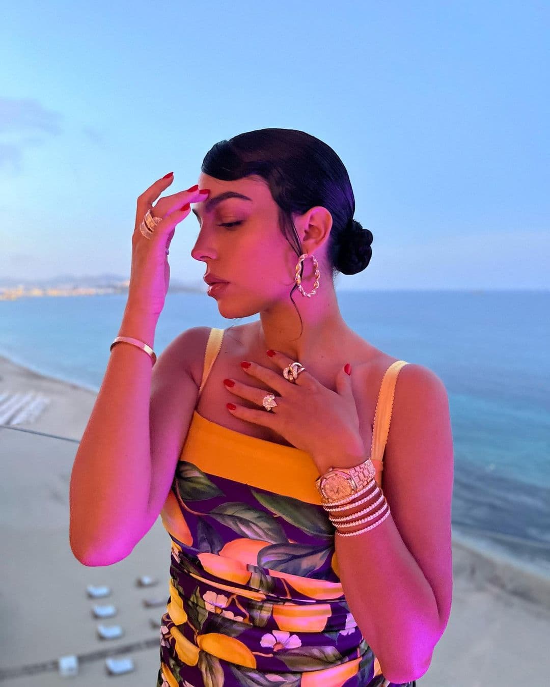 Constantemente, 
<a href="https://www.univision.com/famosos/georgina-rodriguez-outfit-mas-2-millones-dolares">Georgina Rodríguez muestra las joyas</a> con las que complementa sus ‘looks’ en las instantáneas que publica en Instagram. 
<br>