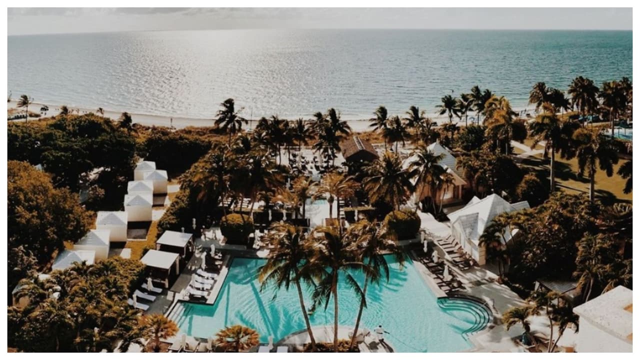 <b><a href="https://www.ritzcarlton.com/en/hotels/miami/key-biscayne?scid=3d4e7cbd-de9e-4471-ad9b-01d0d80fd1af&ppc=ppc&pId=ustbppc&nst=paid&gclid=CjwKCAiA3KefBhByEiwAi2LDHDHT78Z38zI5gCfJYvl7tgmOzPqg7b18ig8Lc7c-99BPR5RYS_XC5RoCsDMQAvD_BwE&gclsrc=aw.ds">El spa del Ritz Carlton Key Biscayne</a></b>
<br>455 Grand Bay Dr.
<br>
<b><a href="https://www.ritzcarlton.com/en/hotels/miami/key-biscayne?scid=3d4e7cbd-de9e-4471-ad9b-01d0d80fd1af&ppc=ppc&pId=ustbppc&nst=paid&gclid=CjwKCAiA3KefBhByEiwAi2LDHJNZmp7ITBXVwXQ30gKv36FH7-YzNbxC2Z_ExFwzUOR4g2BRMrdATRoC2ZMQAvD_BwE&gclsrc=aw.ds">Cómo llegar</a></b>
<br>Uno de los spas más completos y románticos de Miami está en el Ritz Carlton, el único hotel de lujo de Key Biscayne. En su área de 20,000 pies cuadrados, ofrece
<b>tratamientos especializados para enamorados</b> que se ofrecen en suites especialmente diseñadas para parejas, con vino incluido.
<br>