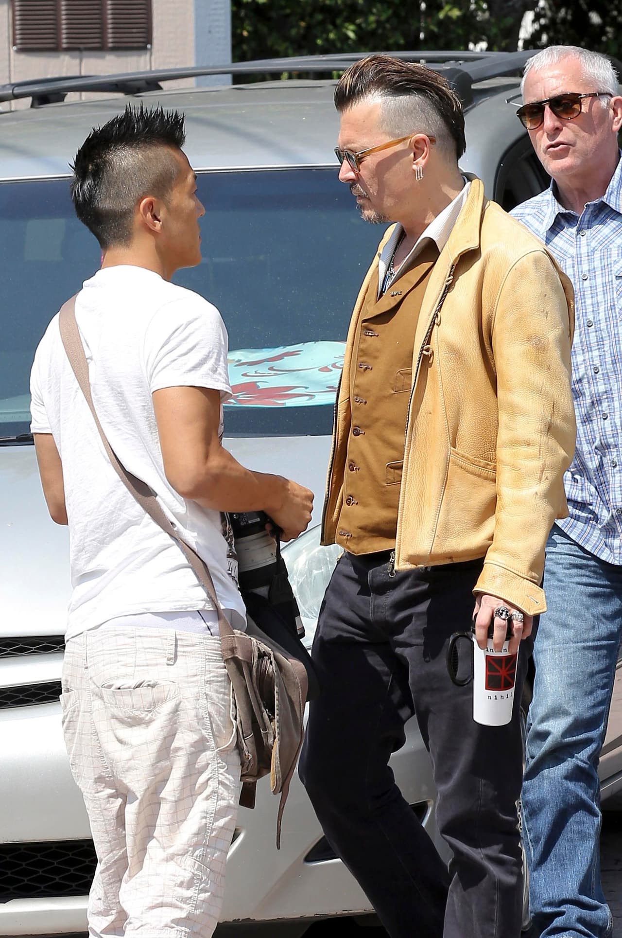 Al ver a los paparazzi rodeando su automóvil enfureció.