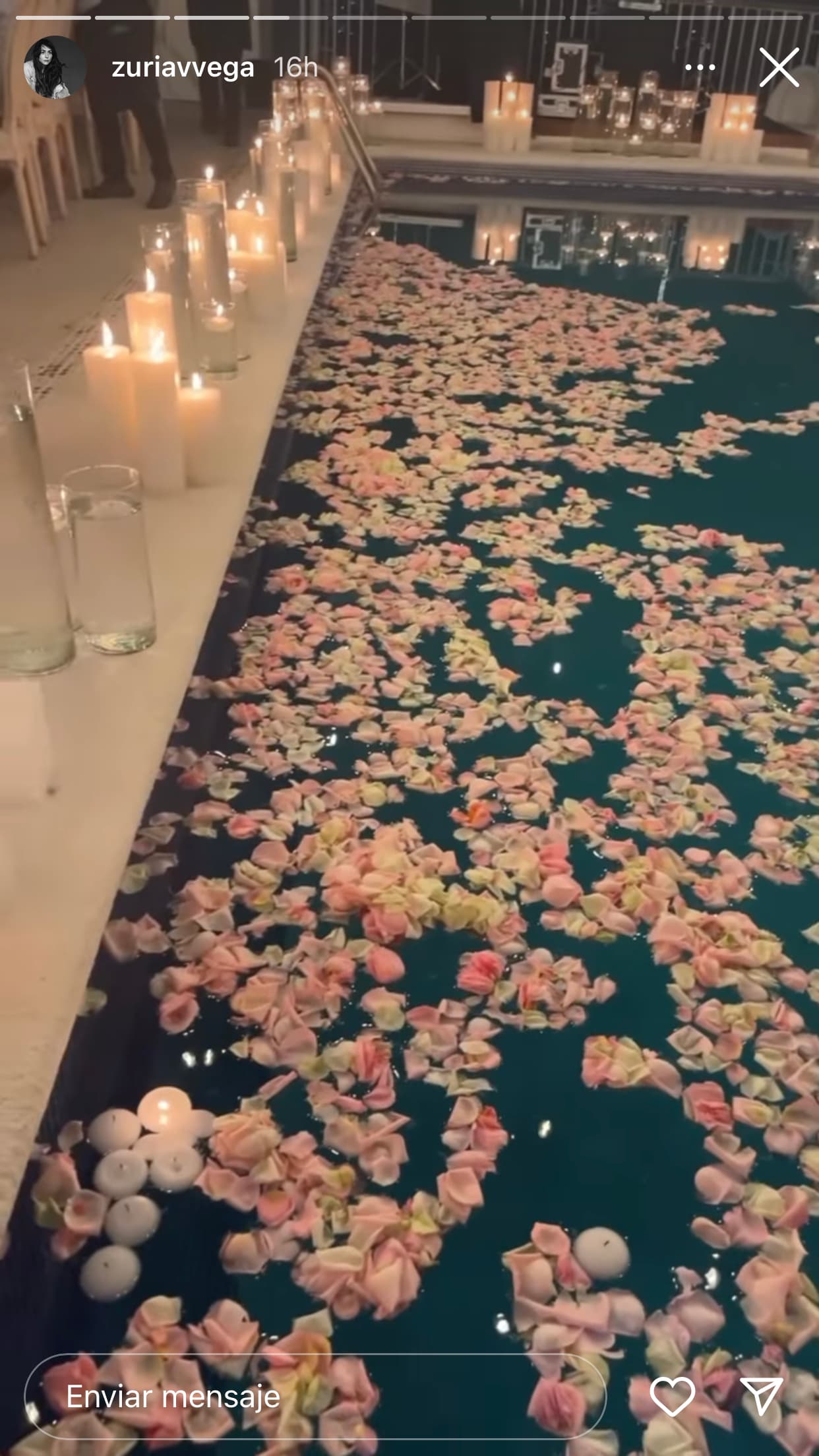 Ese tono también reinó en la decoración de la recepción, en donde resaltó una piscina llena de pétalos de rosas. 
<br>