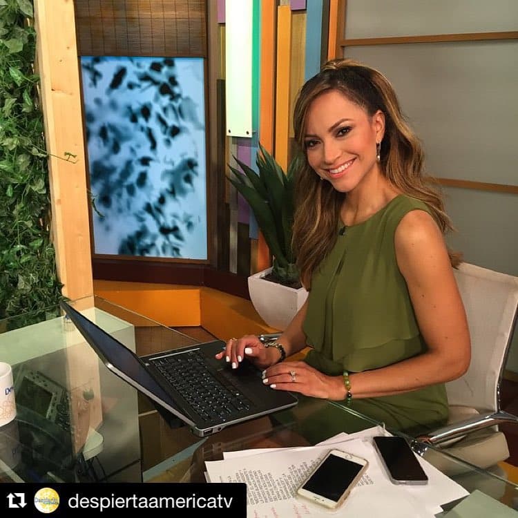 Satcha Pretto se recibió con una licenciatura de Ciencias de la Comunicación en Angelo State University en San Ángelo, Texas y desde que se graduó comenzó a ejercer la carrera que le apasiona: el periodismo.