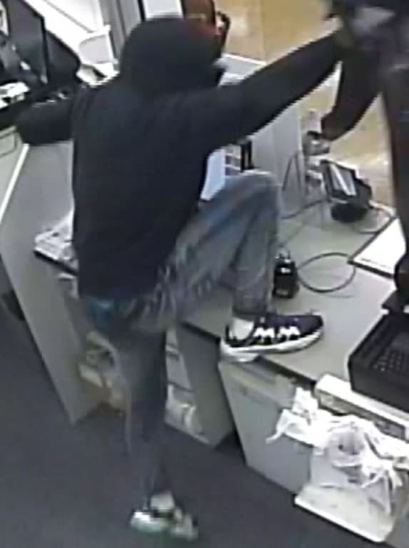 Información sobre los sospechosos se puede reportar al 1-800-CALL-FBI (1-800-225-5324).