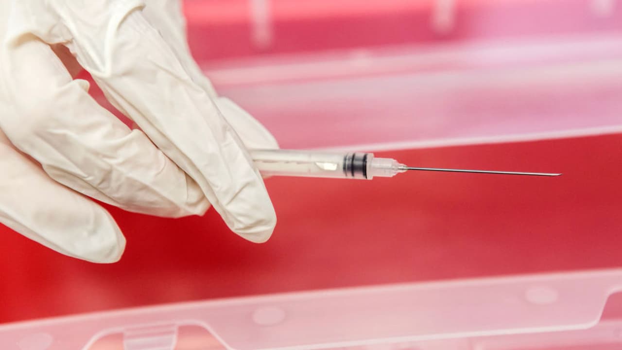 Te decimos cuál de las tres vacunas contra el covid-19 es la más efectiva y adecuada para ti 