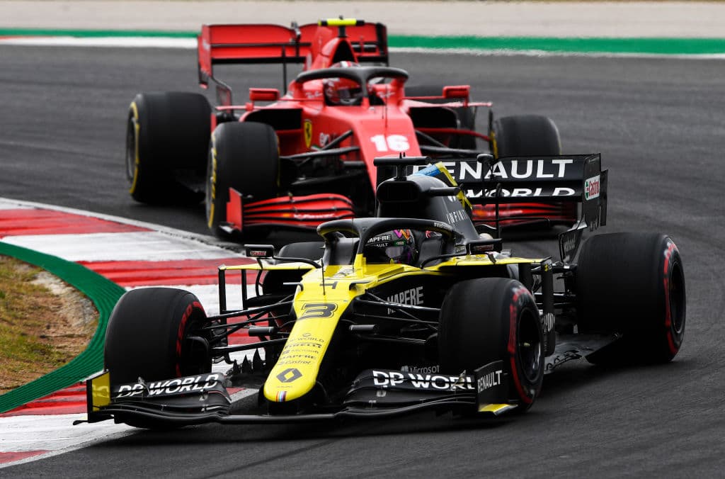 Lewis Hamilton lo hace de nuevo y rompe récord mundial con 92 carreras ganadas en la Formula 1. Se le unen al podio Valtieri Bottas y Max Verstappen. Muy buenas carreras de Charles Leclerc y del mexicano Sergio Pérez, pero la lluvia fue factor importante en este Gran Premio de Portugal.