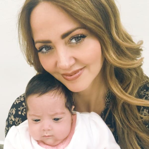 Andrea protagonizó una muy conmovedora instantánea al sostener en sus brazos a unas de sus nuevas sobrinas.