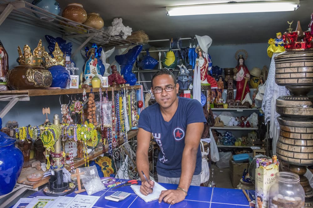 La Santería es un credo muy cerrado, del cual se debe ser parte plenamente para conocerlo en su totalidad. Sus tradiciones son preservadas y cuenta con ritos de iniciación muy estrictos. Por ejemplo, durante el primer año no se puede vestir de blanco, verse en un espejo, salir de noche o maquillarse, entre otras cosas.
