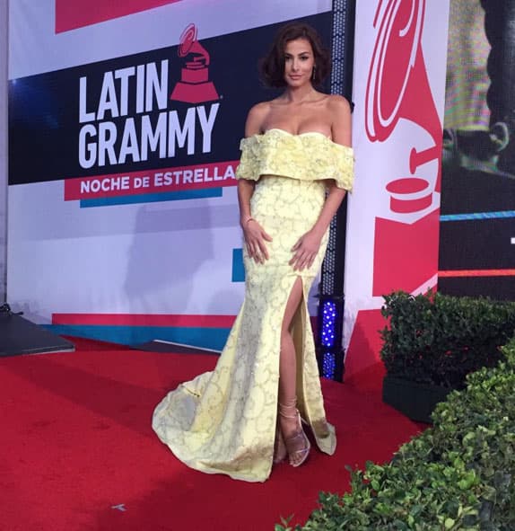 Nastassja Bolívar eligió este hermoso atuendo amarillo.