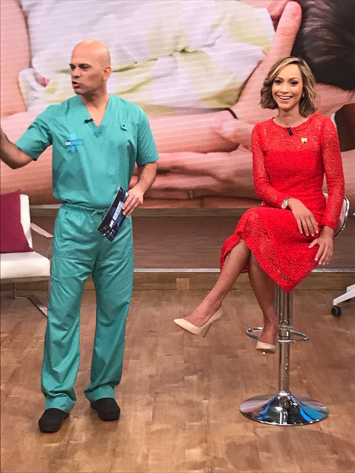 Con una enorme sonrisa, Satcha Pretto aceptó la invitación para ser parte de una charla con el Dr. Juan sobre lactancia materna.