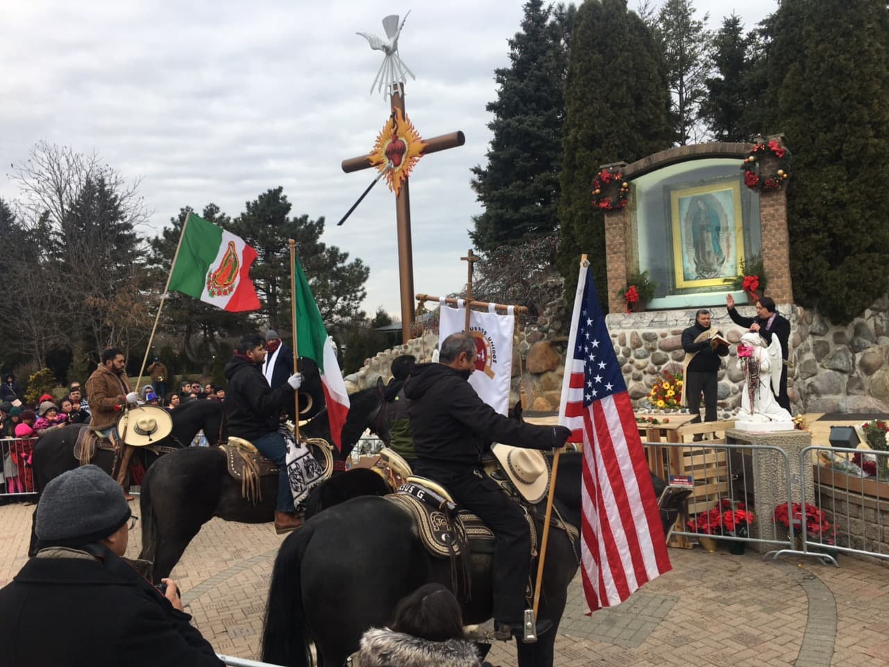 Los jinetes son miembros del Club Los Vaqueros Unidos o United Cowboys Club. Comenzaron su viaje de casi cuatro horas en Forest Preserve, Dam No. 1 en Northbrook.