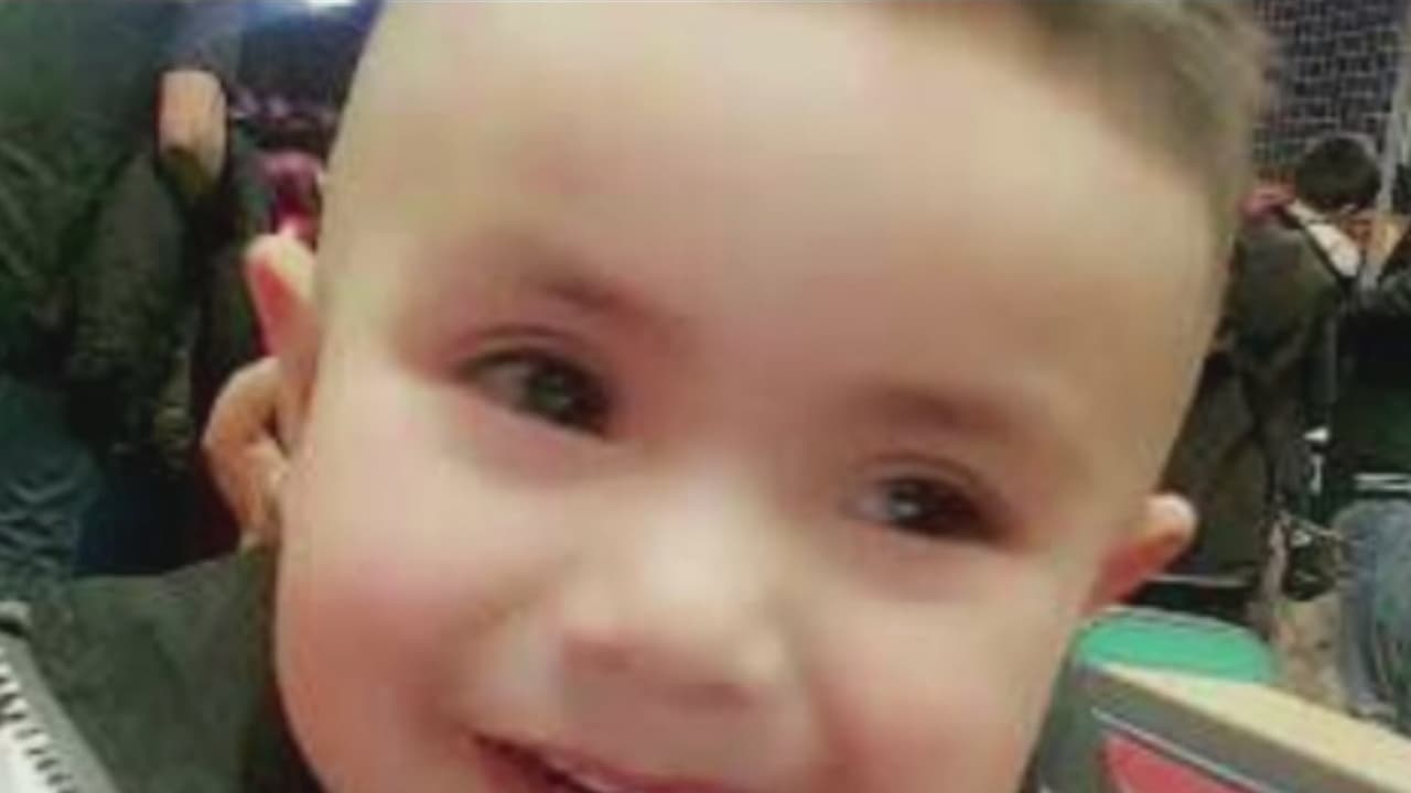 Mateo García Aguayo, de dos años de edad, perdió la vida tras ser
<a href="https://www.univision.com/chicago/wgbo/noticias/asesinatos/policia-afirma-que-padre-degollo-a-su-hijo-porque-no-lo-dejaba-dormir"> <b>degollado por su propio padre.</b> </a>El progenitor confesó a la policía que se sintió frustrado porque su hijo lo mantenía despierto y le cortó el cuello. La autopsia mostró que las heridas eran tan severas que cortaron la columna vertebral y casi separan la cabeza del cuerpo. El padre metió el cadáver en una bolsa de basura y trató de huir.