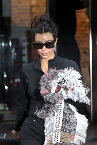 Con cero maquillaje y enormes gafas para cubrir su rostro.Vota aquí por los nominados a Premios Juventud