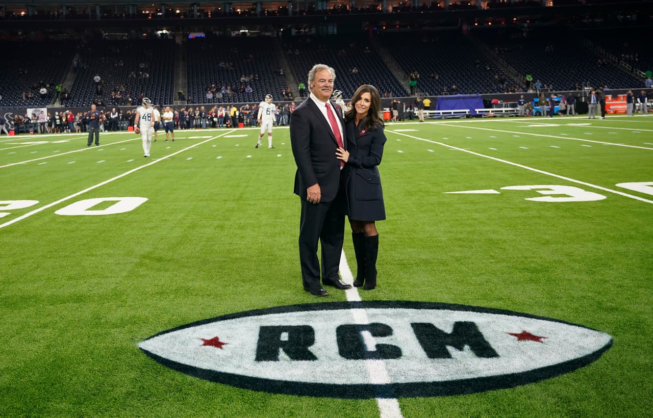 Celebridades del deporte y de Hollywood estuvieron presentes en el último adiós para George Floyd. Figuras como Channing Tatum, Jamie Foxx, Cal y Hannah McNair, Bill O'Brien, Jack Easterby, DC Anthony Weaver, OC Tim Kelly, JJ Watt, DJ Reader, entre otros entrenadores y jugadores atendieron esta tarde en Houston al funeral de George Floyd.
<br>