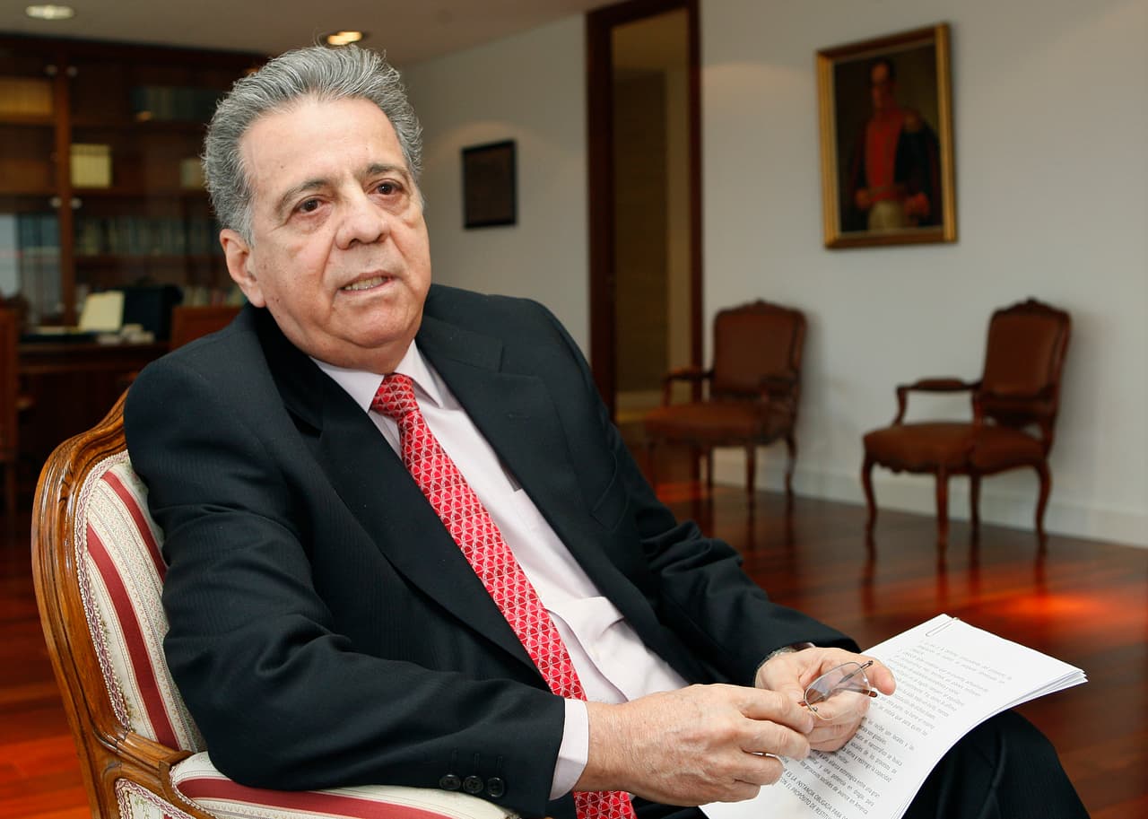 Isaias Rodriguez.
<b> </b>Embajador de Venezuela en Italia, Fue vicepresidente de la Asamblea nacional Constituyente y fiscal general de la República. Otros sancionados fueron Carlos Enrique Quintero Cuevas, rector alternativo del Consejo Nacional Electoral; Jorge Eliecer Márquez Monsalve, ministro de la secretaría de la presidencia; Manuel Ángel Fernández Meléndez, presidente de la telefónica estatal CANTV y Carlos Alberto Osorio Zambrano, presidente del órgano superior de Transporte.