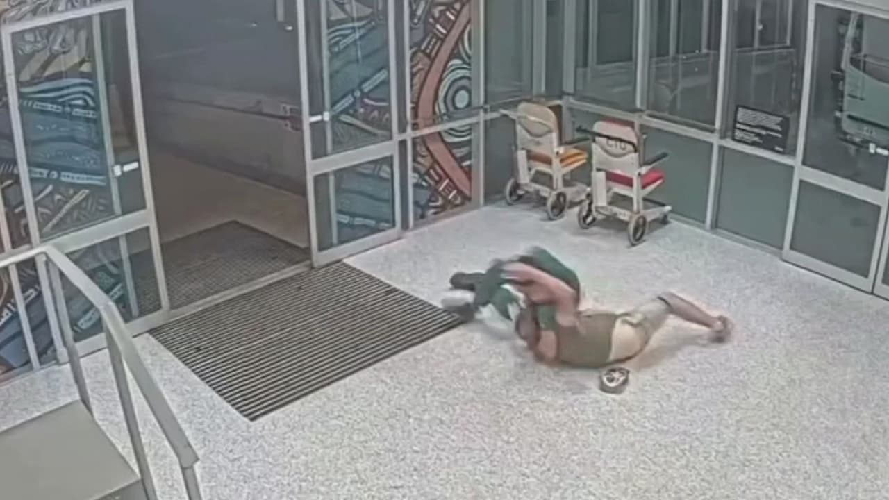 Un enfermero utiliza una técnica de artes marciales para detener a paciente que se mostró agresivo