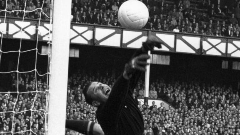 Mejor conocido como la ‘Araña Negra’, fue reconocido como el mejor portero en la historia del futbol; Yachin es el único portero que ha ganado el Balón de Oro.
<br>