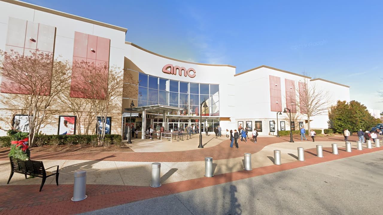 <b>AMC Avenue Forsyth 12.</b> Dirección: 350 Peachtree Pkwy, Cumming, GA 30041.
<br>