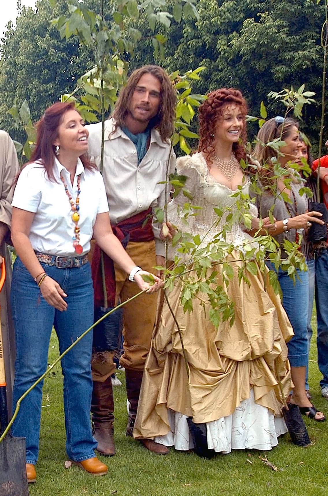 Carla Estrada junto al elenco de la telenovela Pasión