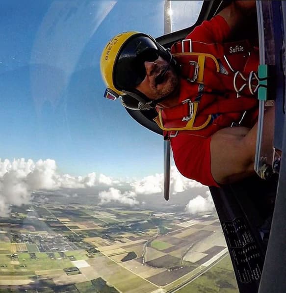 Pero sobre todo hacer acrobacias en el aire.