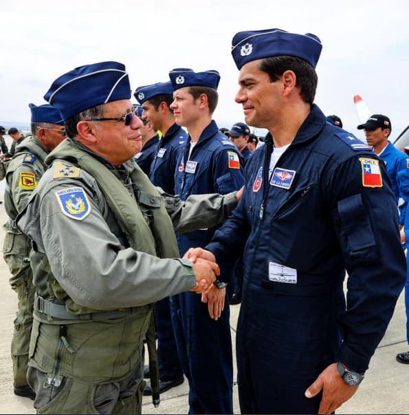 Además es parte de la Escuadrilla de Alta Acrobacia Halcones.