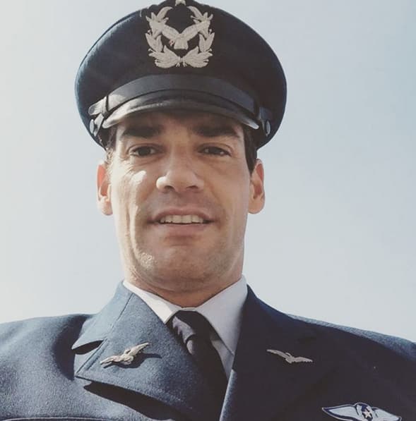 Y en repetidas ocasiones se ha dejado ver en traje de piloto.