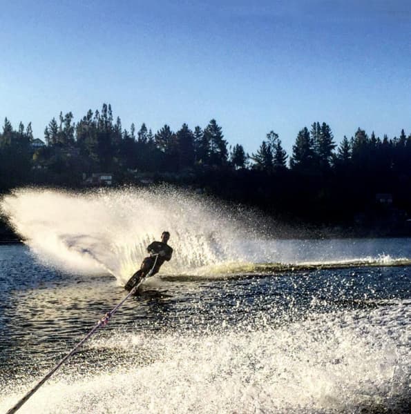 El ski acuático es una de sus pasiones.