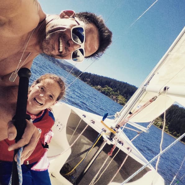 Le encanta practicar deportes extremos.